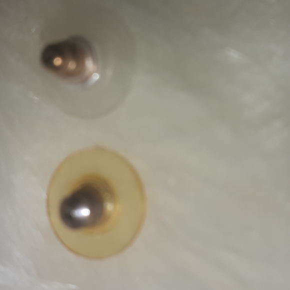 Gold tone earrings - Picture 2 of 2